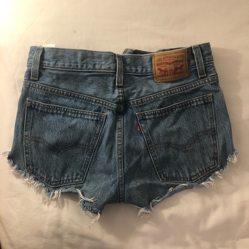 vintage Levi’s denim jean shorts. size 26.